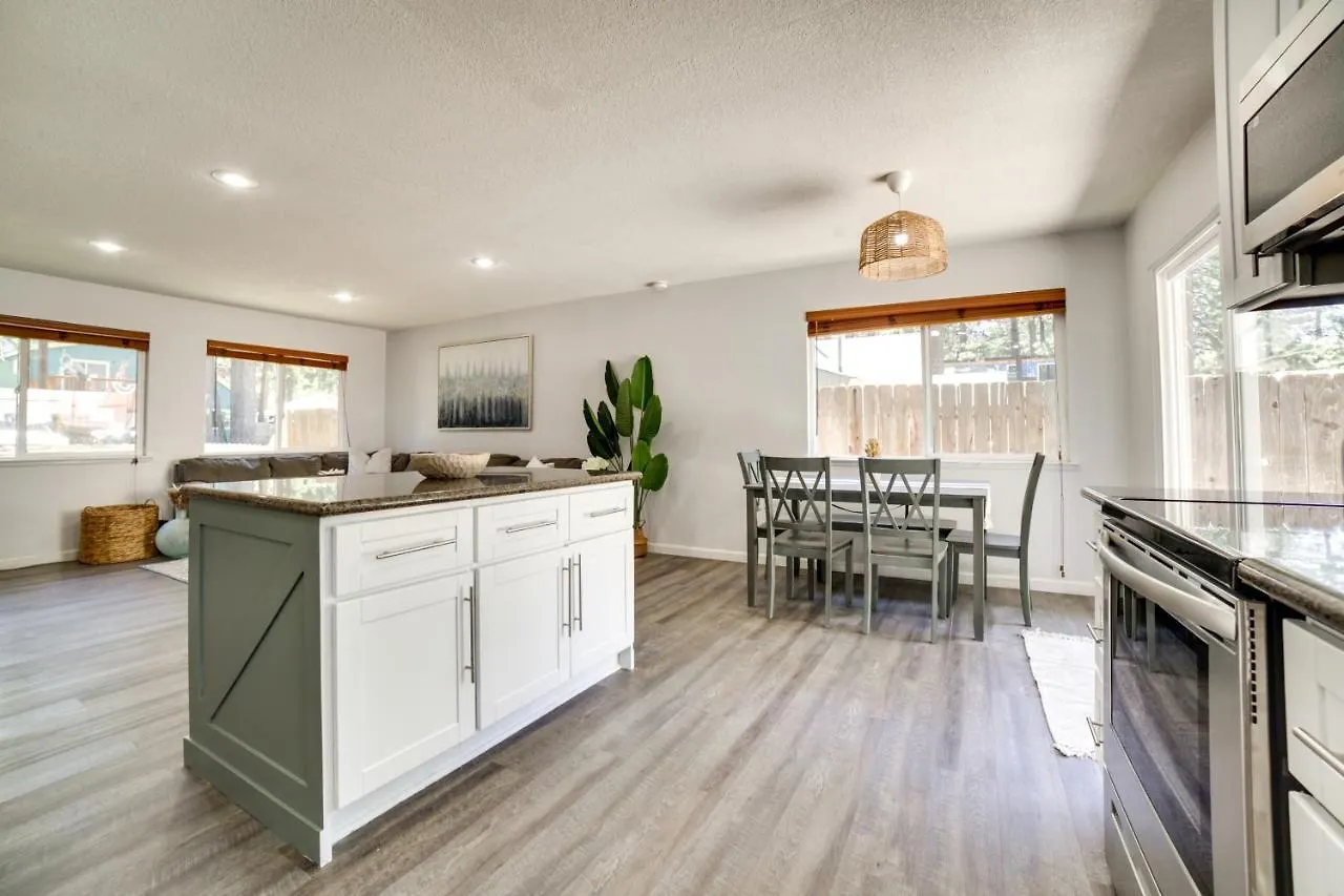 Pet-Friendly South Lake Tahoe Vacation Rental! 펜션
